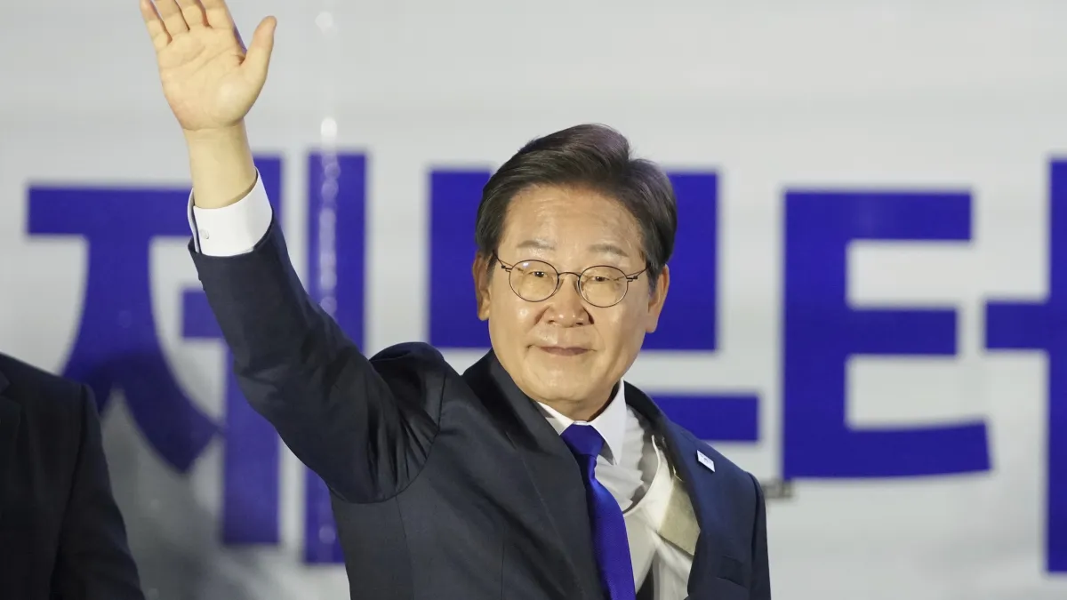 2025年6月4日凌晨,韓國共同民主黨總統候選人李在明在國會大廈外發表勝選演說。(示意圖/美聯社)