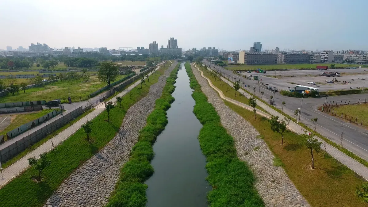 鳳山溪民安橋下游河岸原大量使用混凝土興築護岸作為防水建造物,因此喪失原自然生態景觀風貌。(圖/水利局提供)