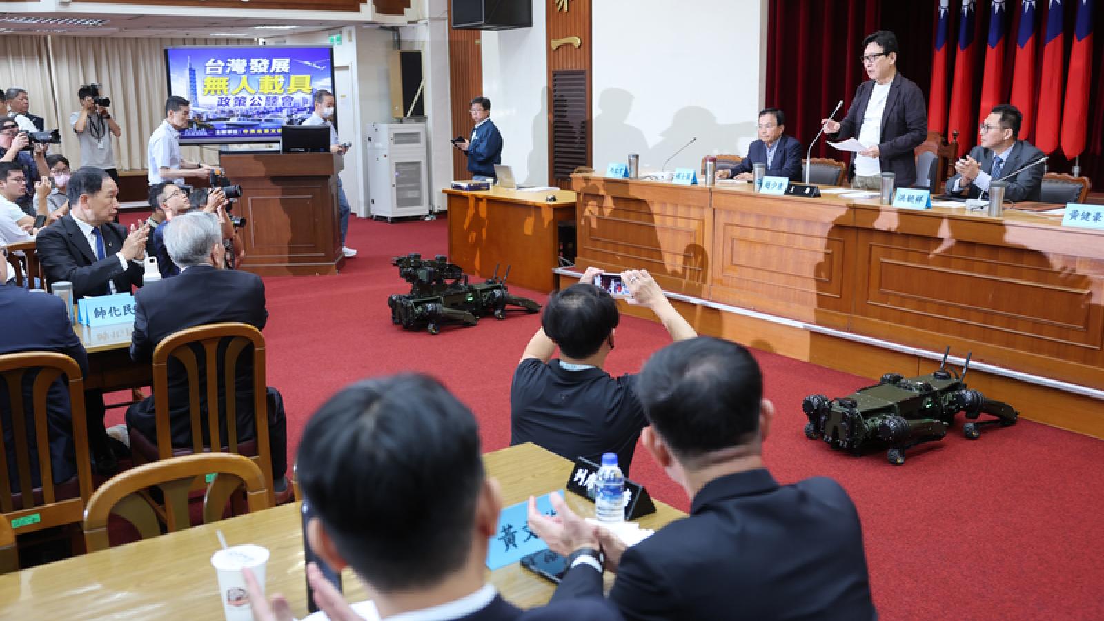 「無人機不該使用特別預算!」學者對比在野提案:國防部版應直接丟垃圾桶