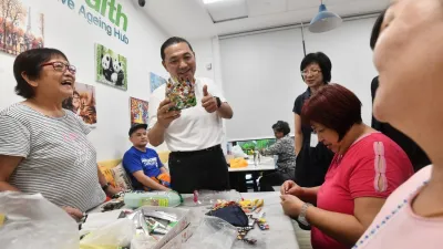 新北市長侯友宜18日抵達新加坡前往榮獲2018 WAF世界建築獎的Kampung Admiralty(海軍部村落),觀摩高齡社區的營運模式及建築設計並與長輩熱情互動。 (圖/新北市新聞局提供)