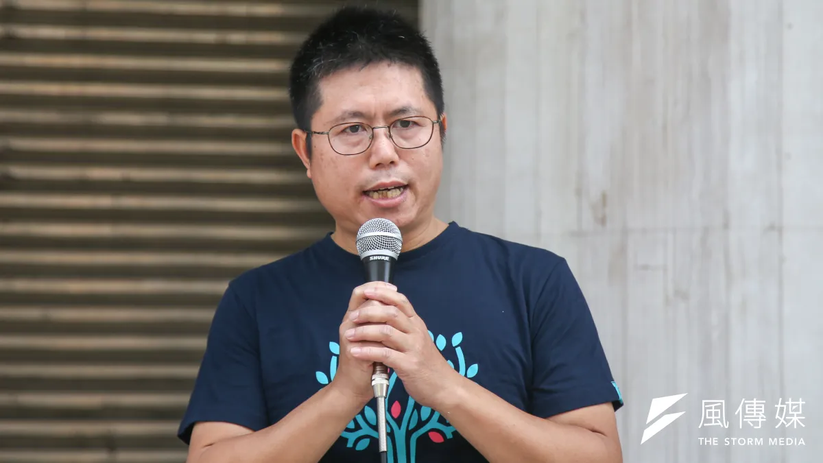 《礦業法》修法遙遙無期?地球公民基金會選在總統蔡英文競選總部成立當天,拋出抗議布條及礦場爆破聲,盼能喚回關注,引發民進黨支持者不滿,地球公民臉書更湧進大量「退讚」、「退捐款」潮。圖為地球公民基金會執行長李根政。(資料照,陳明仁攝)