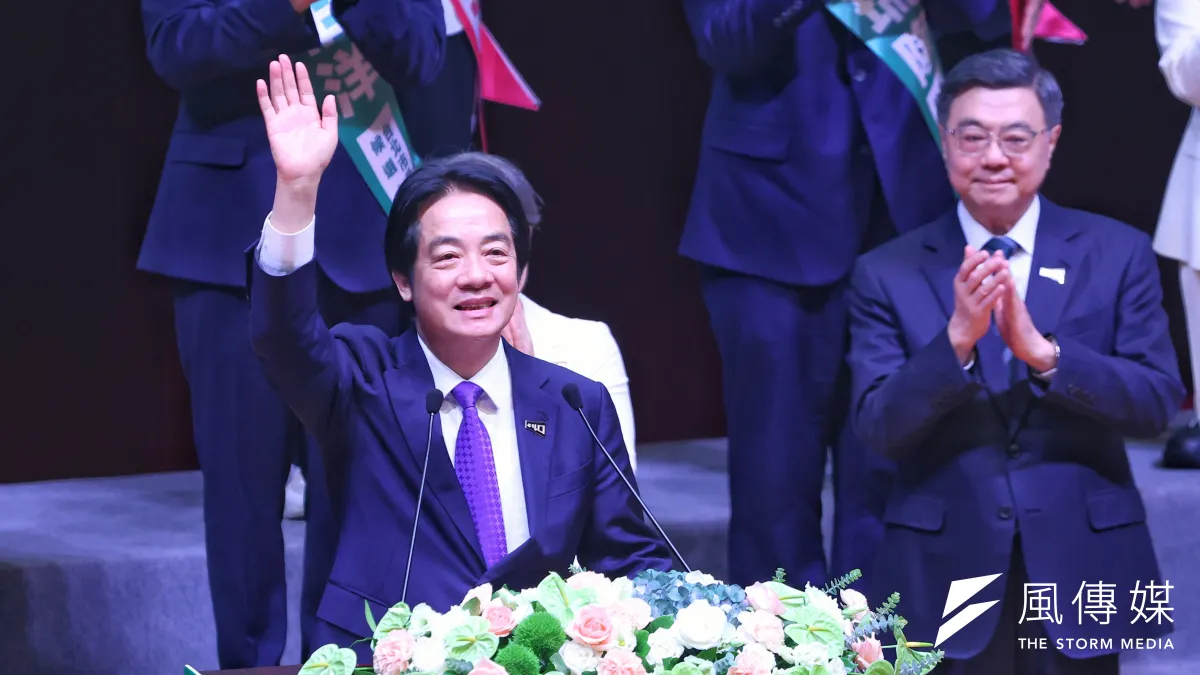 總統賴清德(左)、行政院長卓榮泰(右)兩年四個月就玩殘中華民國憲法。(顏麟宇攝)
