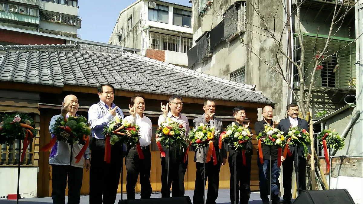 北市新富町文化市場於今(25)日正式開幕。台北市長柯文哲表示,市府多次與攤商召開會議取得共識,透過重現古蹟本館及日式事務所的方式,讓空間活化再利用,希望以新富市場為起點,發揮老舊市場空間新功能。(取自台北市政府) 北市新富町文化市場於今(25)日正式開幕。台北市長柯文哲表示,市府多次與攤商召開會議取得共識,透過重現古蹟本館及日式事務所的方式,讓空間活化再利用,希望以新富市場為起點,發揮老舊市場空間新功能。(取自台北市政府)