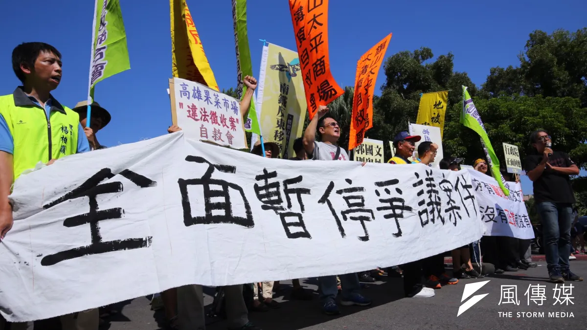 反迫遷連線、反南鐵東移自救會等團體,於行政院座談開始前召開記者會,呼籲減少迫遷、建立具體爭議處理機制 。(蔡耀徵攝)