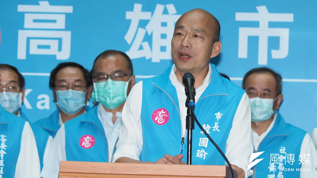 高雄市前市長韓國瑜罷免案通過法定罷免門檻,韓國瑜率領市府團隊於四維行政中心發表談話。(資料照,林瑞慶攝)