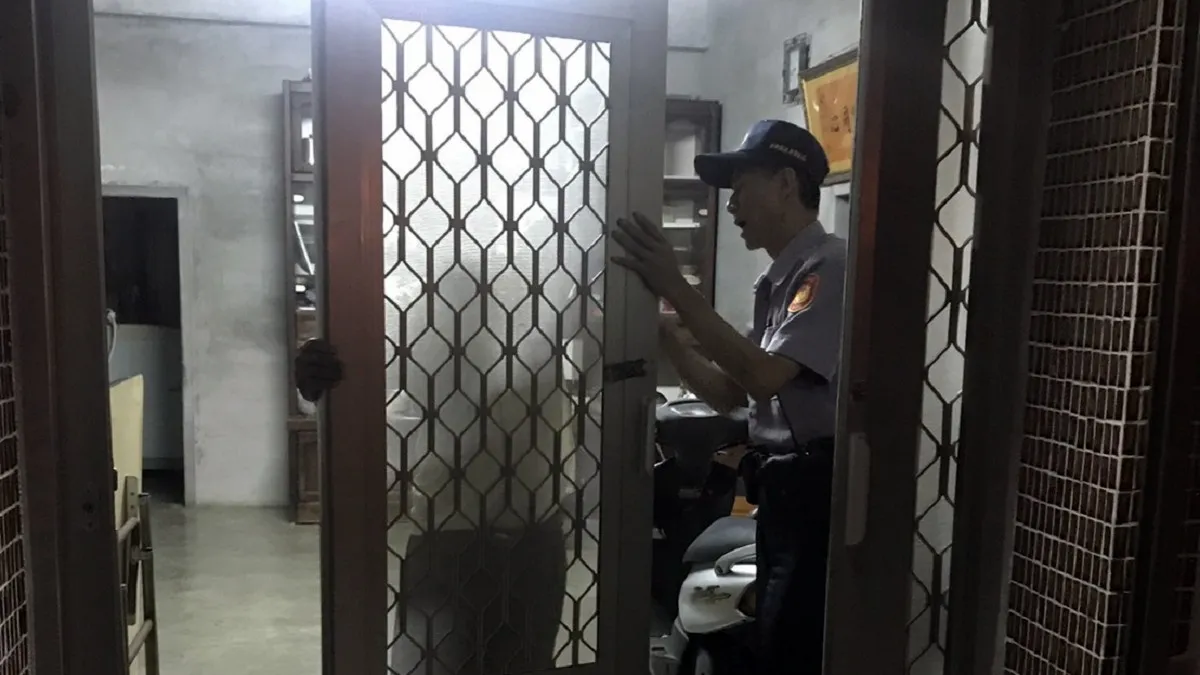 拉近與民眾的距離 熱心員警幫助修繕紗門