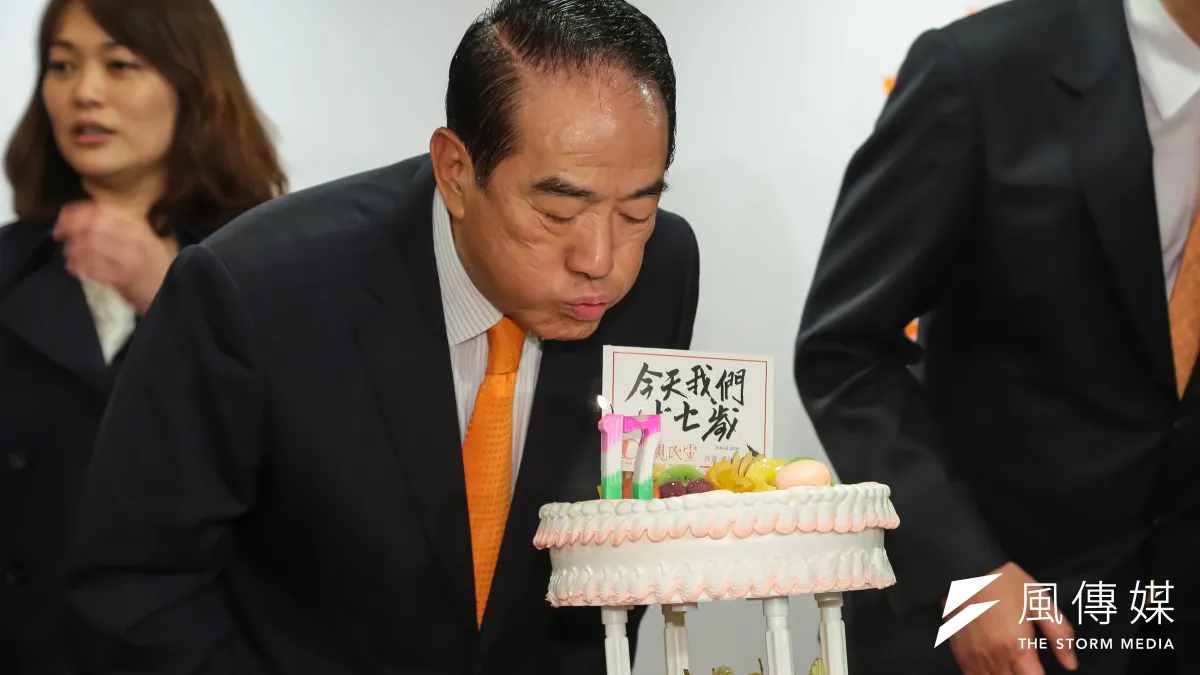 宋楚瑜期許,希望親民黨能像五月天一樣,唱出台灣人民歡樂的心聲,因為親民黨向來是秉持以民為本的精神。(顏麟宇攝)