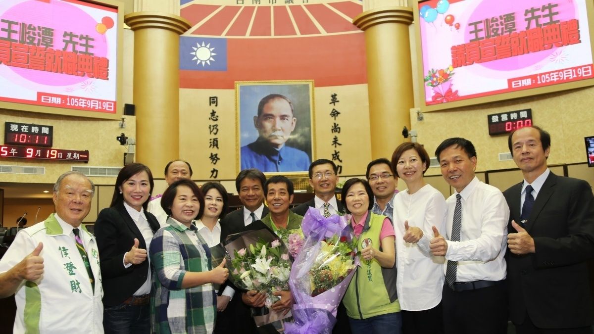 議員王峻潭遞補宣誓 南市議會綠營增為26席 議員王峻潭遞補宣誓 南市議會綠營增為26席