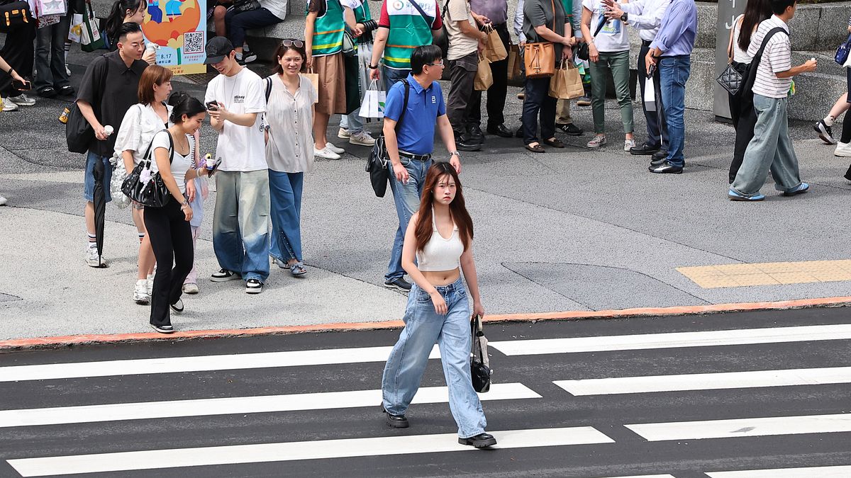 綠燈過馬路照樣受罰!警方公布行人5大常見罰則 滑手機恐吃至少500元罰單