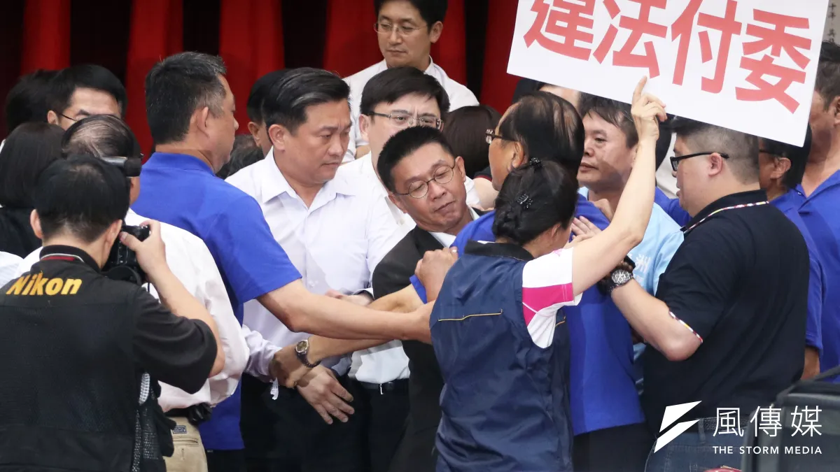 立法院第2次臨時會聯席審查「中央政府前瞻基礎建設計畫第1期特別預算案」,朝野激烈衝突。(蘇仲泓攝)