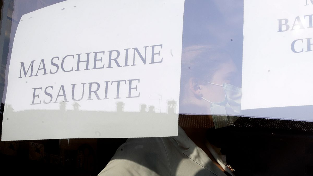 義大利北部倫巴底大區科多諾的藥局窗戶上貼著標語「口罩已售完」(美聯社) 義大利北部倫巴底大區科多諾的藥局窗戶上貼著標語「口罩已售完」(美聯社)