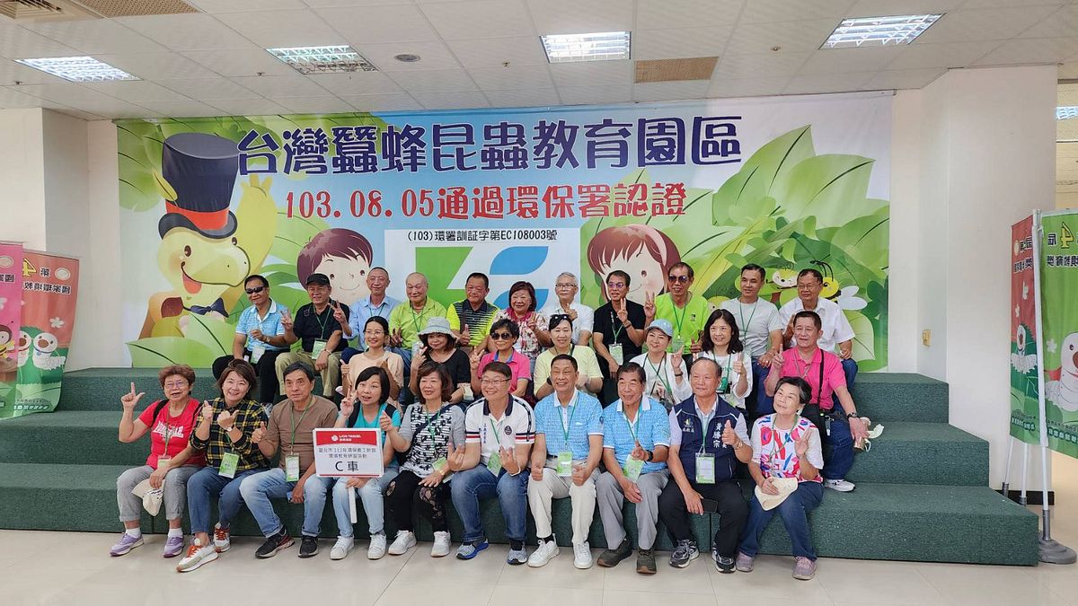 臺北市環保義工大隊112年環境教育研習參訪台灣蠶蜂昆蟲教育園區。(圖/臺北市政府環保局提供) 臺北市環保義工大隊112年環境教育研習參訪台灣蠶蜂昆蟲教育園區。(圖/臺北市政府環保局提供)