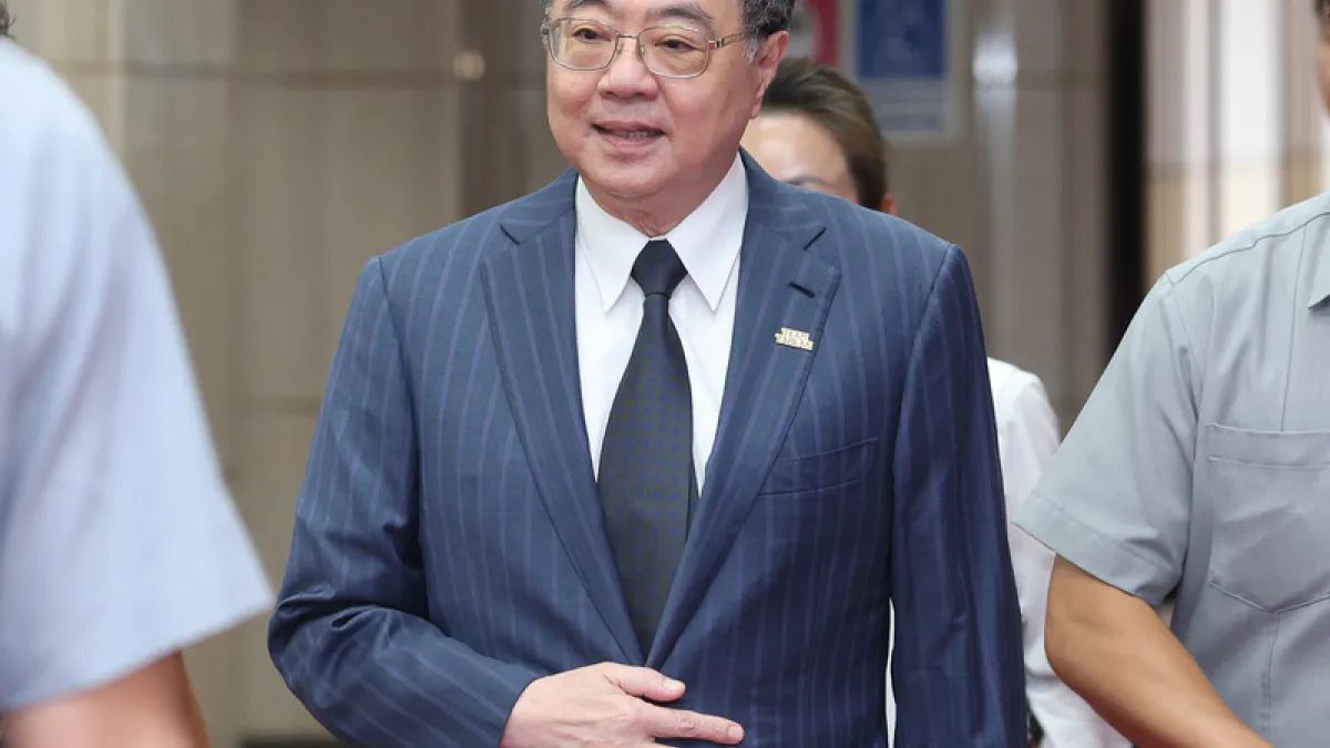行政院長卓榮泰(中)對立法院三讀法案不副署不執行,如今對致癌油事件更進一步不負責、不辭職。(中央社)