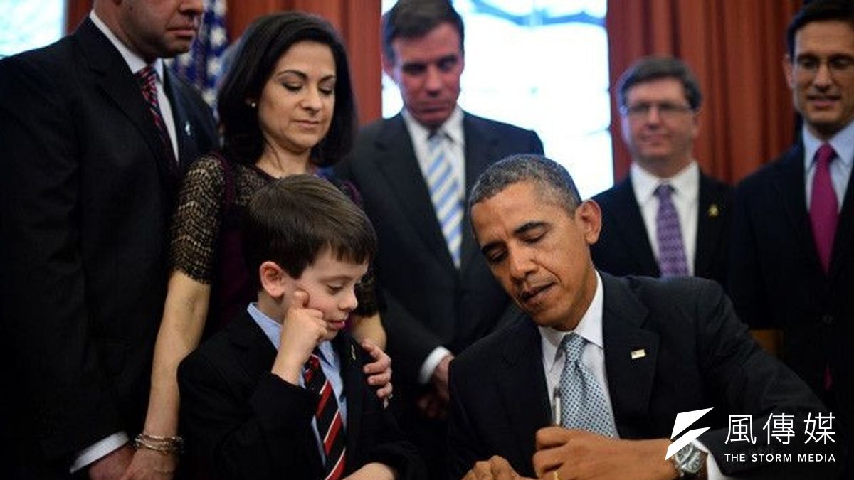 歐巴馬在白宮簽署「嘉布里勒、米勒」法案,嘉布里勒的父母、弟弟受邀到橢圓形辦公室觀看。(取自騰訊大家網) 歐巴馬在白宮簽署「嘉布里勒、米勒」法案,嘉布里勒的父母、弟弟受邀到橢圓形辦公室觀看。(取自騰訊大家網)