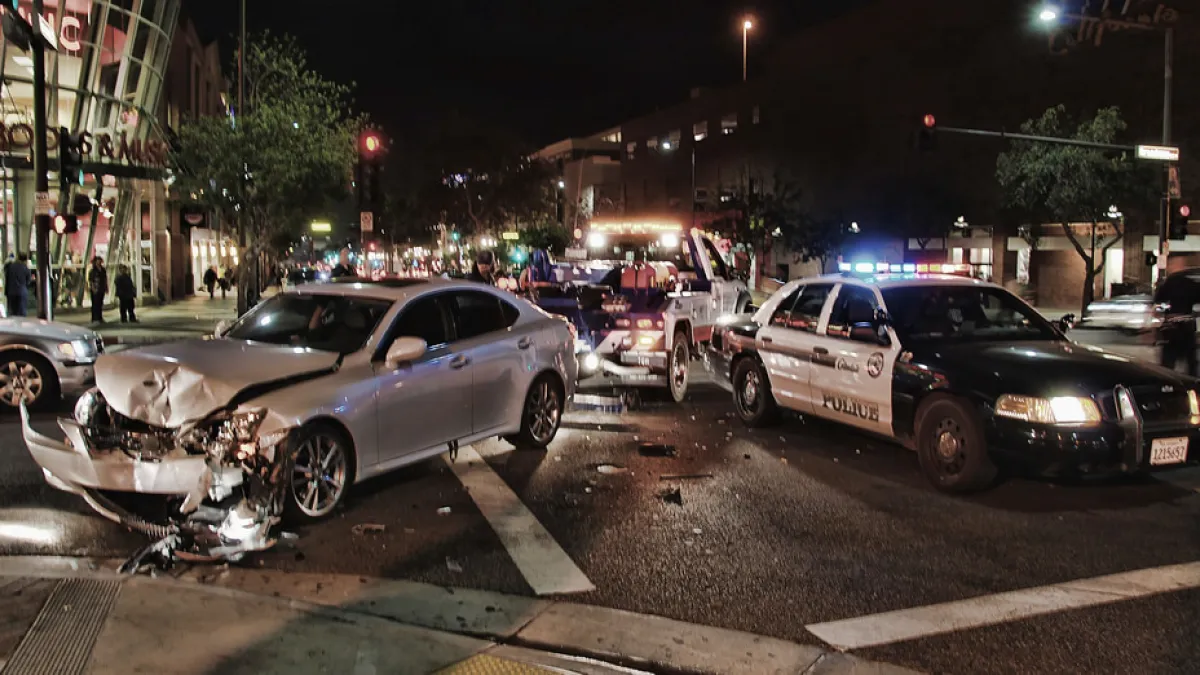 作者指出,車禍事故法律爭議上的責任歸屬,重點在於用路權的歸屬、誰被課予注意義務、被課予義務之人是否履行義務以及其他構成要件之規定與內容。(示意圖/取自Flickr)