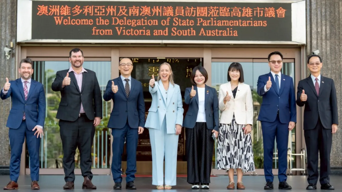 澳洲維多利亞州與南澳州的多位州議員,至高雄市議會參訪,議會國民外交促進會長湯詠瑜偕同議員代表議長康裕成歡迎新朋友的到來。(圖/高市議會提供)