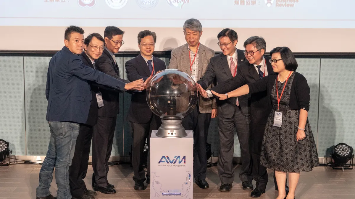 政大發表AVM﹝作業價值管理系統﹞,產官學界共同站台力挺。威納執行長莊澤群(左起)、政大商學院長蔡維奇、明門董事長鄭欽明、經濟部次長龔明鑫、TVBS董事長張孝威、政大校長周行一、華致資訊總經理王金秋、政大講座教授吳安妮。(圖/政大提供)