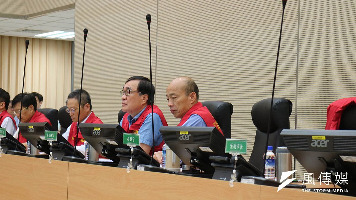 高雄市長韓國瑜關心各區雨勢,一早邀請各相關單位召開防災會議。(圖/徐炳文攝) 高雄市長韓國瑜關心各區雨勢,一早邀請各相關單位召開防災會議。(圖/徐炳文攝)