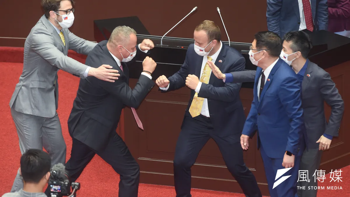 斯洛伐克訪問團議員掄起拳頭作勢扭打,還有人佯裝上前勸架,生動模擬台灣的國會生態,還引來哄堂大笑。(顏麟宇攝)