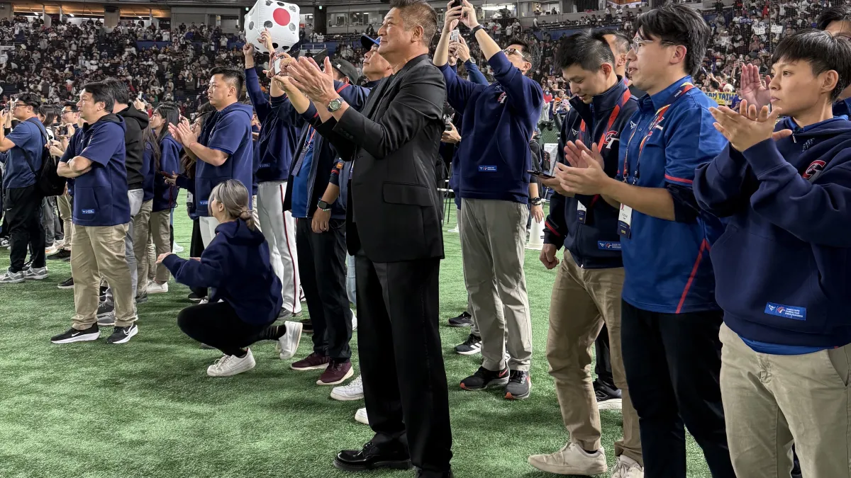 中華隊勇奪2024年世界12強棒球錦標賽冠軍寶座,中華棒協理事長、世界棒壘球總會執行副會長辜仲諒(圖中)全程參與,給球員最大的支持。(中華棒協提供)