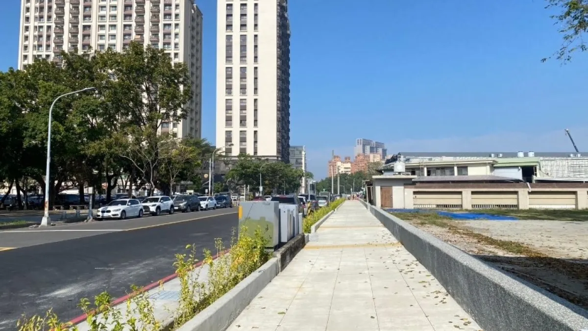 配合「楠仔坑運動中心」新建工程,養工處協助拆除興西路及東寧路側高聳圍牆,並進行園區外圍環場人行步道優化。(圖/高雄市工務局提供)