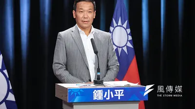 鍾小平一路猛打「丁丁」,在第三階段交互提問中,砲轟丁守中竟在立委任內支持刪軍公教年終慰問金。(顏麟宇攝)