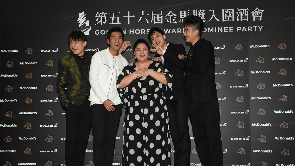 《大餓》女主角蔡嘉茵入圍金馬獎最佳新人,她笑稱跟入圍者有像同梯一樣的感情。圖為今年最佳新人獎入圍者邱志宇(左起)、原騰、蔡嘉茵、范少勳、曾敬驊。(金馬執委會提供) 《大餓》女主角蔡嘉茵入圍金馬獎最佳新人,她笑稱跟入圍者有像同梯一樣的感情。圖為今年最佳新人獎入圍者邱志宇(左起)、原騰、蔡嘉茵、范少勳、曾敬驊。(金馬執委會提供)