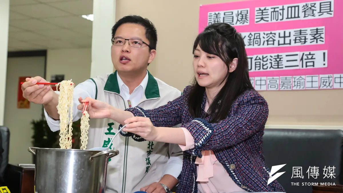 民進黨台北市議員高嘉瑜、王威中召開「美耐皿餐具涮火鍋,溶出毒素可能超標達三倍」記者會。(顏麟宇攝)