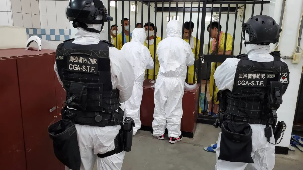 海巡署日前在屏東小琉球外海一舉查獲31名越南籍偷渡客,昨夜卻驚傳有6人逃脫。(海巡署偵防分署提供)