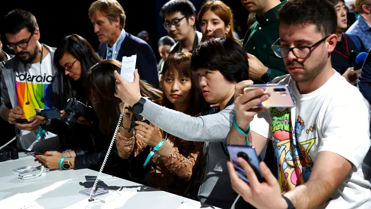 中國新法上路,所有手機用戶在註冊手機服務時必須進行面部掃描。圖為華為發表5G新機Mate 30。(資料照,美聯社)