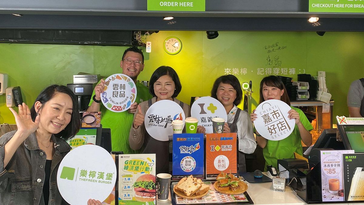 雲林雲林縣長張麗善及嘉義市長黃敏惠同框直播,宣傳雲林良品及嘉市好店雙認證下的優質產品。(圖/雲林縣政府農業處提供) 雲林雲林縣長張麗善及嘉義市長黃敏惠同框直播,宣傳雲林良品及嘉市好店雙認證下的優質產品。(圖/雲林縣政府農業處提供)