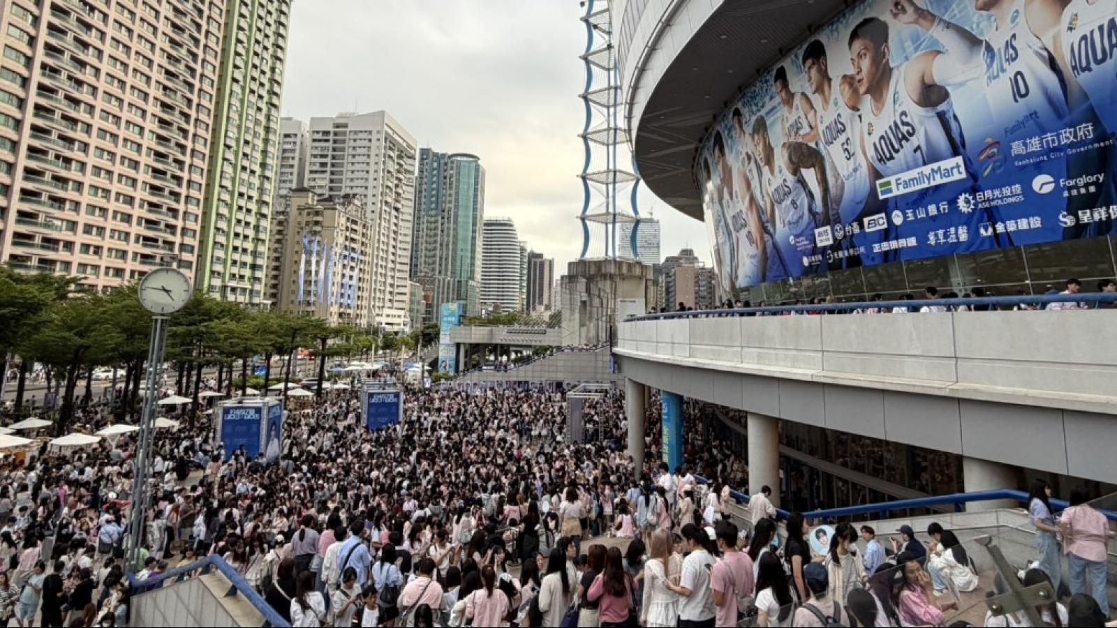 薔琵北移歌迷搶先擠爆高雄巨蛋!韓團TWS魅力發威 廣場到二樓人潮滿滿