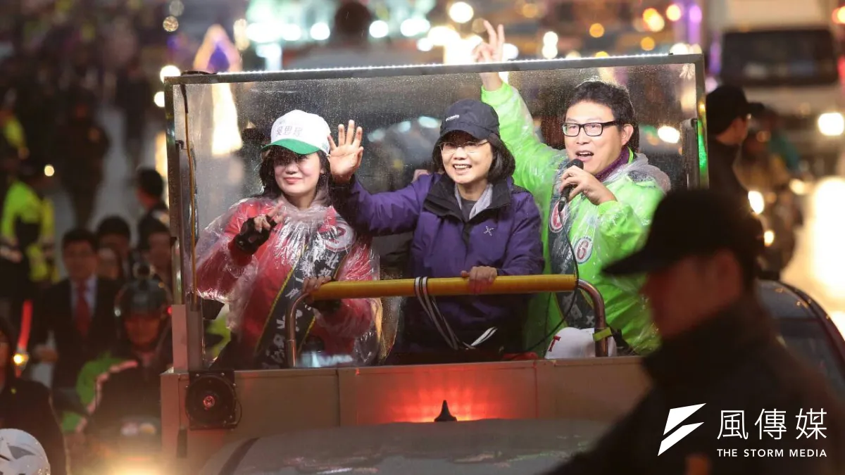 民進黨總統候選人蔡英文15日傍晚在台北忠孝東路最後大掃街,首都改革陣線的候選人除了范雲以外,全都與蔡英文共同造勢。(顏麟宇攝)