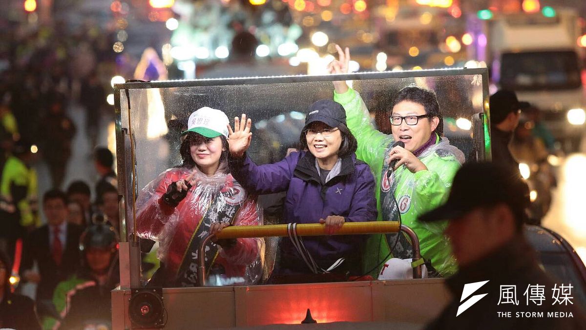 民進黨總統候選人蔡英文15日傍晚在台北忠孝東路最後大掃街,首都改革陣線的候選人除了范雲以外,全都與蔡英文共同造勢。(顏麟宇攝) 民進黨總統候選人蔡英文15日傍晚在台北忠孝東路最後大掃街,首都改革陣線的候選人除了范雲以外,全都與蔡英文共同造勢。(顏麟宇攝)