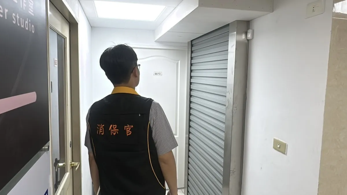 台北・西門町の人気ポケモンカード店「小羊卡牌社」が突然閉鎖し、経営者と連絡が取れなくなっている。被害総額は3億台湾元に上る可能性があり、オンライン上の被害者グループには4500人以上が参加。警察と検察が詐欺などの疑いで捜査を進めている。(写真/台北市法務局提供)