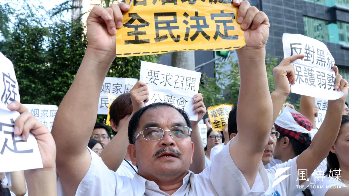 中原大學22日發出聲明,表示不認同同性婚姻。圖為先前反同志婚姻群眾高舉標語表達訴求。(資料照,蘇仲泓攝)