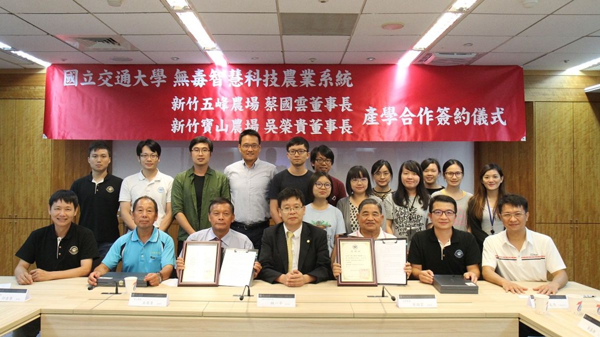交通大學與新竹地區農場簽訂產學合作,共同開創無毒智慧科技農業系統。(圖/交通大學提供) 交通大學與新竹地區農場簽訂產學合作,共同開創無毒智慧科技農業系統。(圖/交通大學提供)