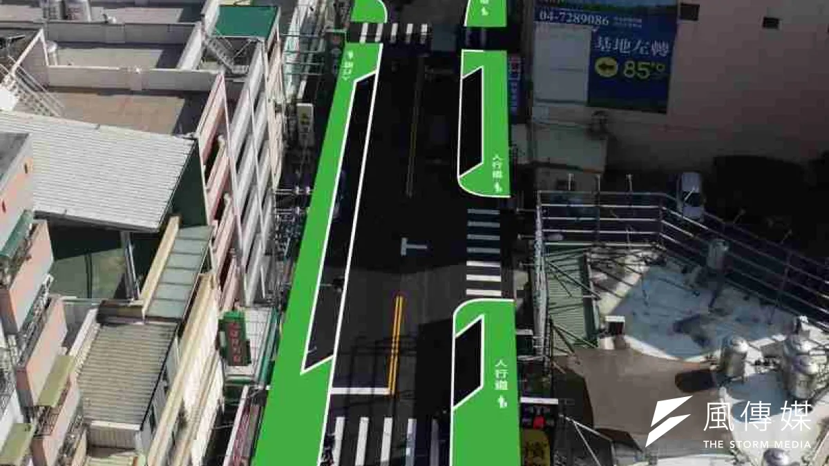 彰化市大埔路推動人行道改善計畫,在大埔路設置總長約1050公尺、寬為0.9至1.2公尺的標線型人行道,引發民眾兩極意見。(圖/彰化縣政府提供)