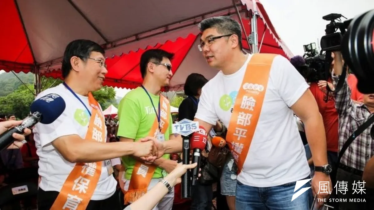 連勝文與柯文哲一起出席一場公益活動,見面握手。