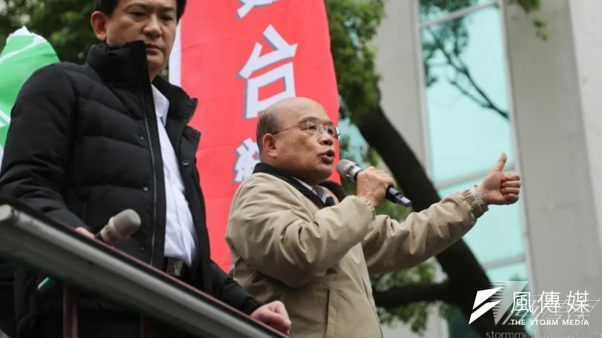 為聲援立院抗爭學生,民進黨主席蘇貞昌21日發動「全面包圍立院」行動,但卻在台上不小心喊出「凍蒜」的政治口號,引發網友撻伐。(余志偉攝)