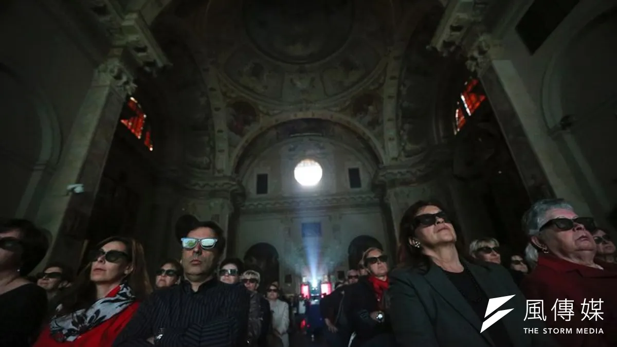 義大利民眾戴著3D眼鏡,觀賞梵蒂岡封聖大典轉播(美聯社) 義大利民眾戴著3D眼鏡,觀賞梵蒂岡封聖大典轉播(美聯社)