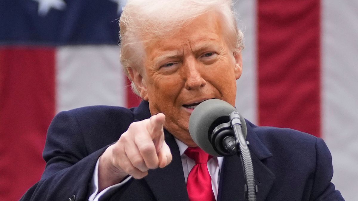 2025年4月2日、アメリカのトランプ大統領はホワイトハウスのローズガーデンで新たな関税を発表した。(AP通信) 2025年4月2日、アメリカのトランプ大統領はホワイトハウスのローズガーデンで新たな関税を発表した。(AP通信)