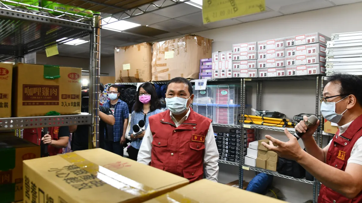 市長侯友宜視察防疫急難慰助物資發放情況,並宣布投入400萬元防疫基金增強29區公所各項民生及防疫物資。(圖/新北市民政局提供)