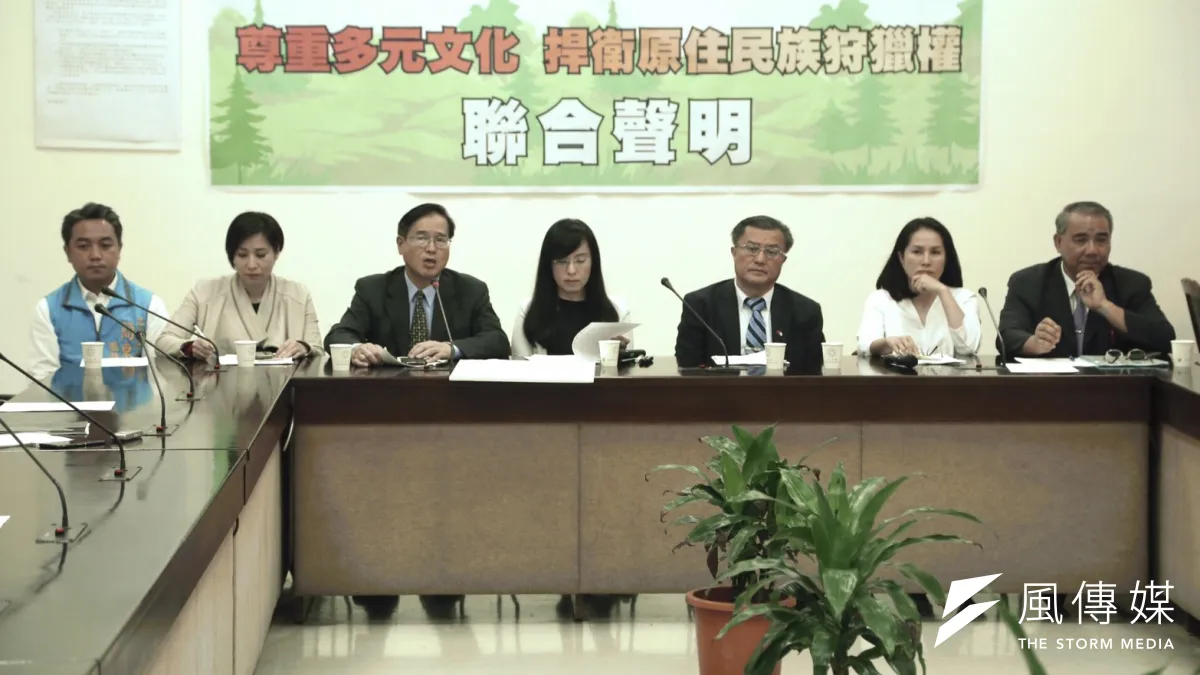 跨黨派的原住民立委串連,20日上午包括國民黨的廖國棟、孔文吉、鄭天財,民進黨的陳瑩,時代力量的高潞.以用,無盟的高金素梅等6位立委一字排開發表聯合聲明。 (蔡耀徵攝)