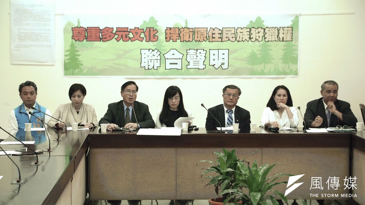 跨黨派的原住民立委串連,20日上午包括國民黨的廖國棟、孔文吉、鄭天財,民進黨的陳瑩,時代力量的高潞.以用,無盟的高金素梅等6位立委一字排開發表聯合聲明。 (蔡耀徵攝) 跨黨派的原住民立委串連,20日上午包括國民黨的廖國棟、孔文吉、鄭天財,民進黨的陳瑩,時代力量的高潞.以用,無盟的高金素梅等6位立委一字排開發表聯合聲明。 (蔡耀徵攝)