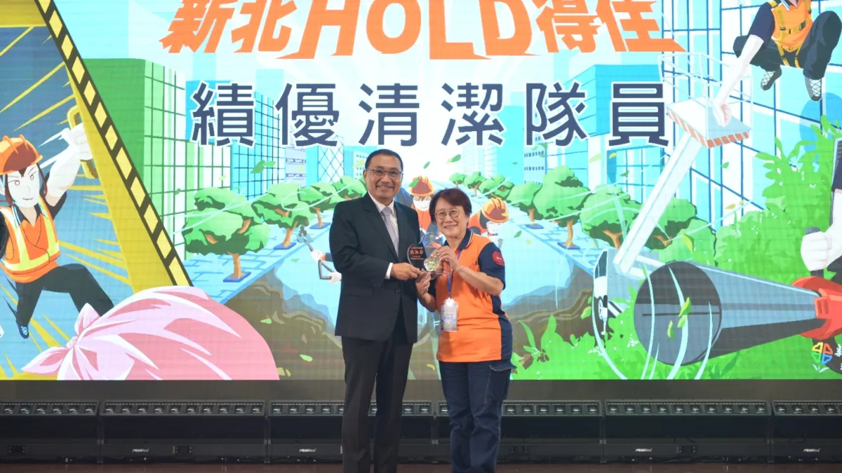 三重區隊張淑芬獲頒績優清潔隊員。(圖/新北市環保局提供)