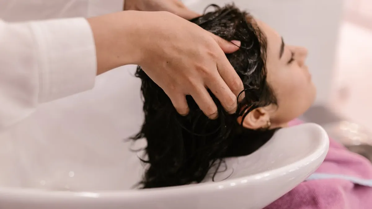 頭皮臭是許多人有的問題,日常要如何保養以減少頭皮味道?(示意圖 / 取自Pexels) 頭皮臭是許多人有的問題,日常要如何保養以減少頭皮味道?(示意圖 / 取自Pexels)