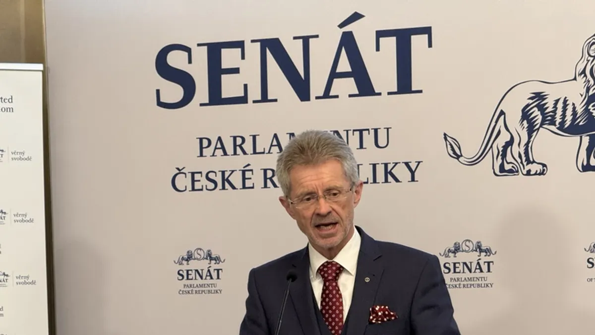 捷克參議長維特齊21日在參議院召開記者會表示,自他2020年訪台以來,台捷合作獲得顯著成果。他批評捷克政府不允許他使用專機訪台,質疑此舉是為了「討好中國」,並將改搭布拉格直飛台北的商業航班訪台。
中央社記者劉郁葶布拉格攝 115年4月22日