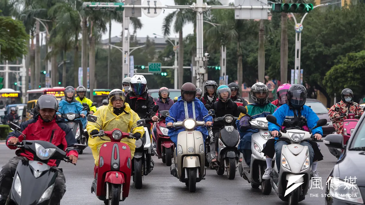 空污法修訂後,傳出要淘汰10年以上的汽機車的說法。(資料照片,顏麟宇攝) 空污法修訂後,傳出要淘汰10年以上的汽機車的說法。(資料照片,顏麟宇攝)
