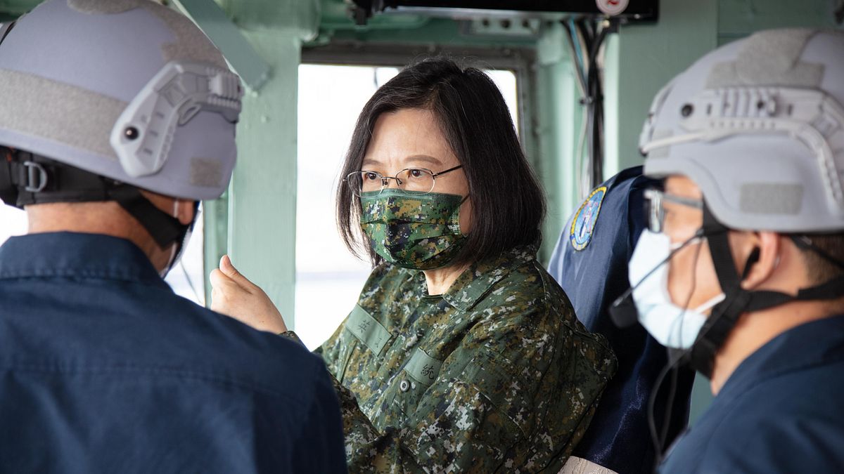 國安單位在近2年,以總統蔡英文(右)為核心,對打仗時影響總統決策的重要人物發出一張「小卡片」。(資料照,顏麟宇攝) 國安單位在近2年,以總統蔡英文(右)為核心,對打仗時影響總統決策的重要人物發出一張「小卡片」。(資料照,顏麟宇攝)